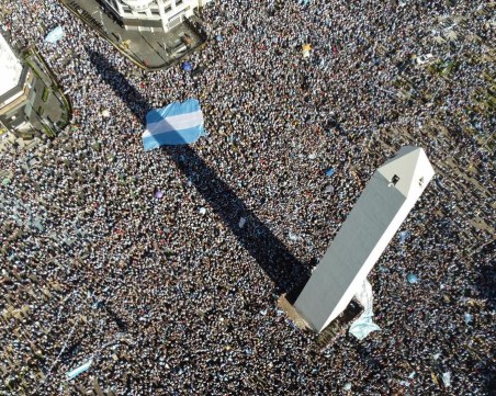 Безредици тази нощ във Франция! Замеряха полицаи с бомбички в Лион