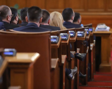 Депутатите се захващат с удължаването на бюджета преди празниците