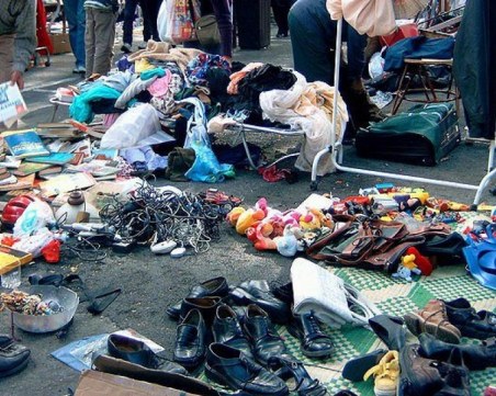 НАП удари пазара в Димитровград, запечата 14 от 22 работещи обекта