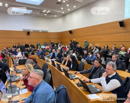 Напрежение в местния парламент на Пловдив! Три протеста посрещнаха съветниците с „оставка”