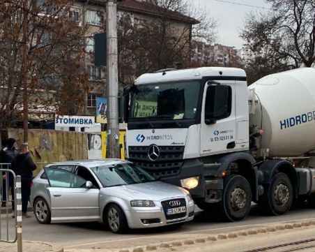 Нелепа катастрофа в София! Удариха се кола и бетонобъркачка