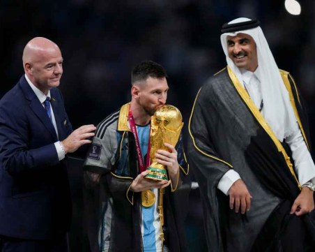 В какво беше облечен Меси, когато вдигна световната титла