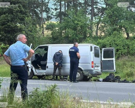 Задържаха група нелегални мигранти в бус край Пловдив