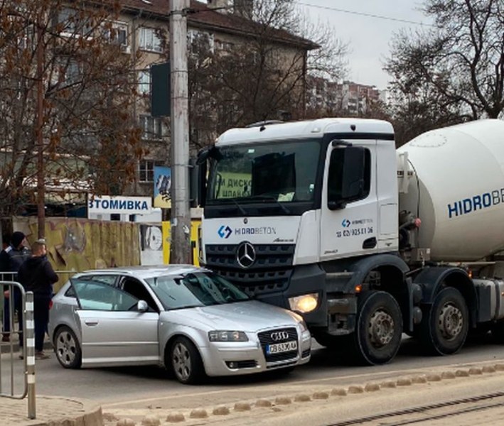 Нелепа катастрофа в София! Удариха се кола и бетонобъркачка