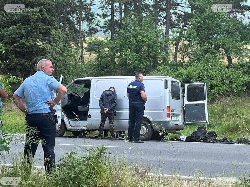 Задържаха група нелегални мигранти в бус край Пловдив