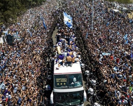 Евакуираха световните шампиони от Аржентина с хеликоптер, фенове щурмуваха автобуса