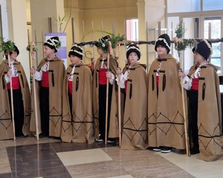 Коледари от СУ „Черноризец Храбър” нарекоха за здраве и плодородие в „Тракия”