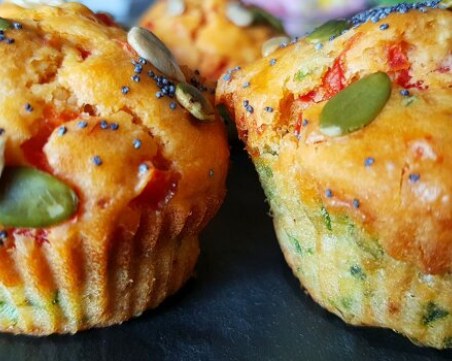 Перфектни за постещи - солени мъфини с чушки и маково семе