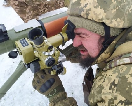 Украинска войници тренират с български гранатомети - не е ясно кога са се озовали там