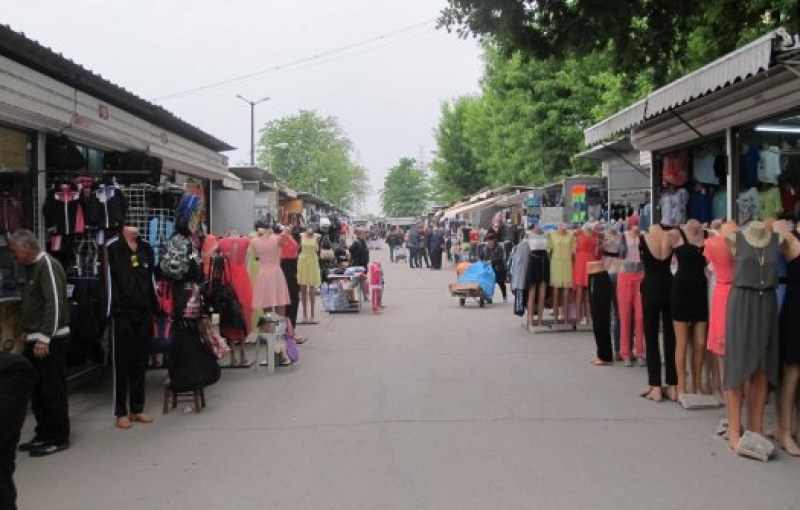 Акция на НАП на пазара в Димитровград, запечаха част от сергиите