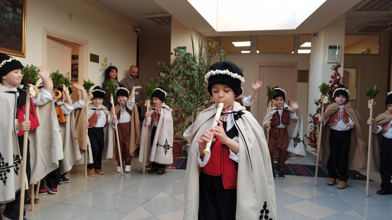 С богата и автентична българска фолклорна програма, коледари от ДГ
