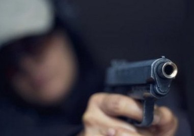 Въоръжен 17 годишен пазарджиклия обра 21 годишна жена в  близост до кръстовище
