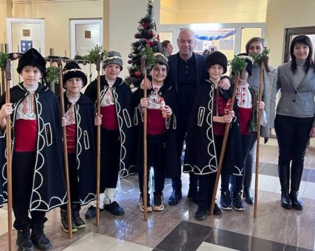 Деца от СУ „Свети Седмочисленици” с коледен концерт в кметството в „Тракия”