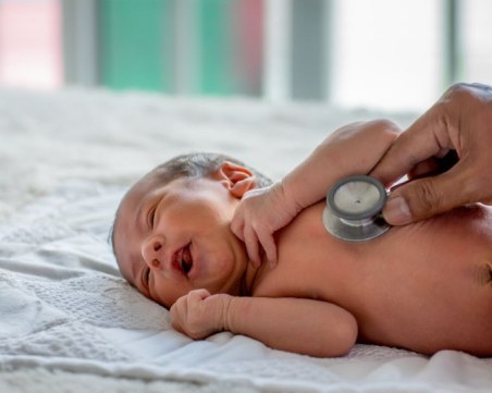 Новородени са били разменени в столична болница! Майките разбират след два месеца