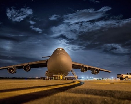 Откриха тяло на мъж в шасито на самолет, пътувал до английското летище 