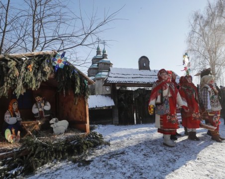 Украинците вече могат да празнуват Коледа и на 25 декември