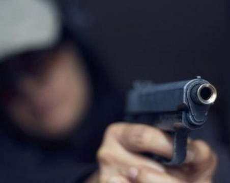 Въоръжен тийнейджър обра жена в Пазарджик, арестуваха го