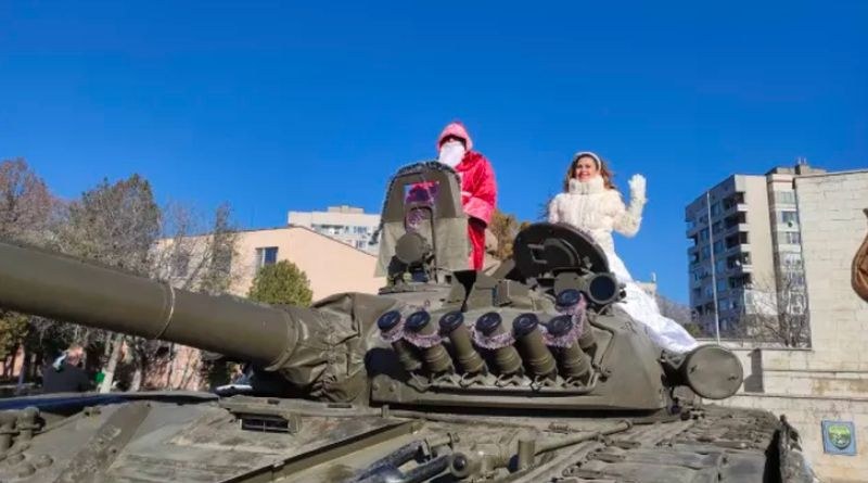 Дядо Коледа пристигна в Сливен с... танк