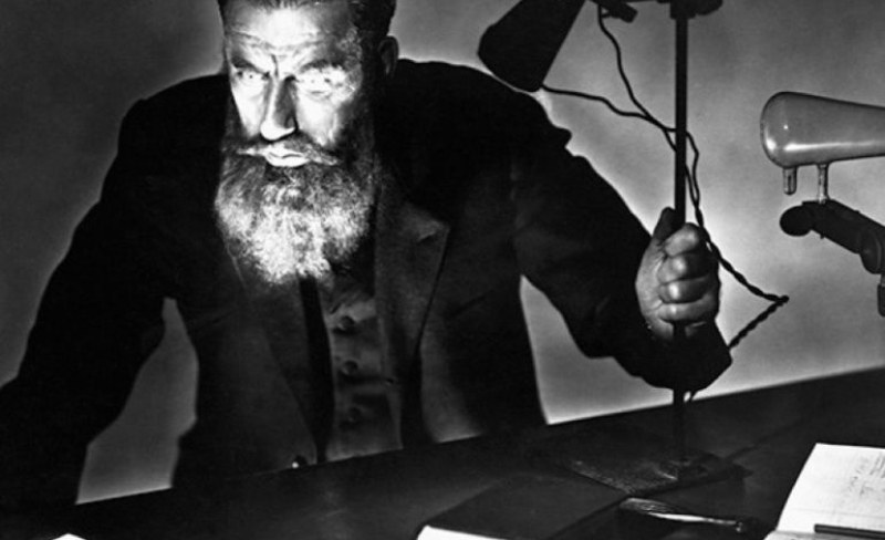 През 1895 г. създателят на рентгеновия апарат Вилхелм Рентген прави първата рентгенова снимка – на