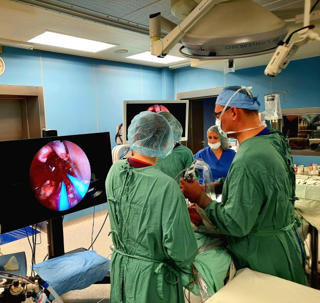 Мултидисциплинарен медицински екип извърши сложна операция за премахването на злокачествен