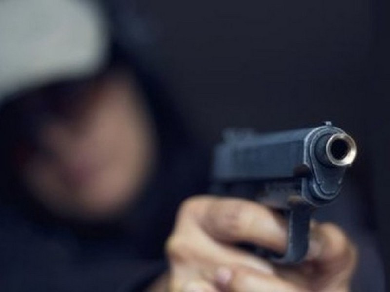 Въоръжен 17-годишен пазарджиклия обра 21-годишна жена в  близост до кръстовище