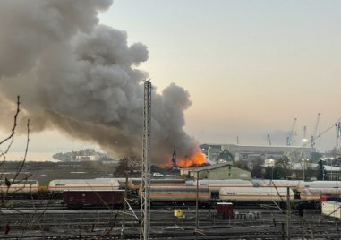 Голям пожар на пристанище Бургас запад По информация на полицията горят