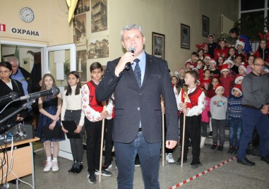 С тържествен Коледен концерт учениците от СУ Никола Вапцаров в