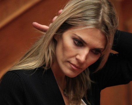 Адвокатът на Ева Кайли поиска тя да бъде освободена с гривна за проследяване