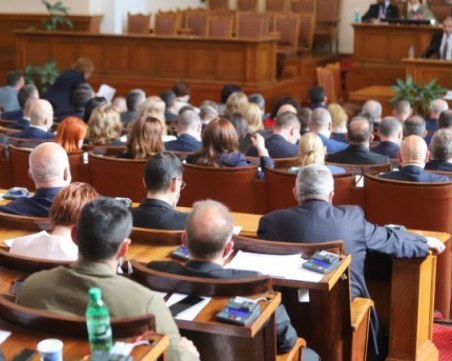 Депутатите вдигнаха тавана за дълга догодина