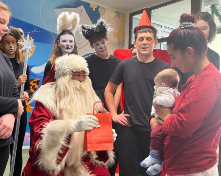 Дядо Коледа подари емоции и дарове на децата от УМБАЛ „Свети Георги