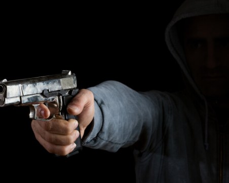 Две деца стреляха по спортна зала в Самоков