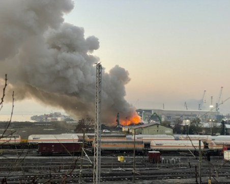 Голям пожар гори на пристанището в Бургас
