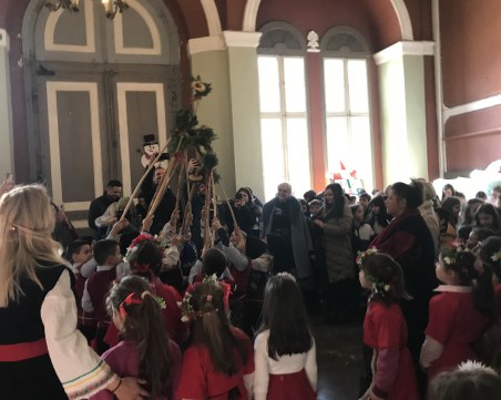 Коледари наричаха за здраве и берекет в ОУ „Княз Александър I