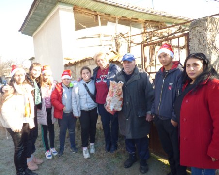 Похвално! Ученици от Дълго поле помогнаха на самотни възрастни хора
