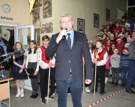 Стоян Алексиев гостува на Коледен концерт и базар в СУ „Никола Вапцаров