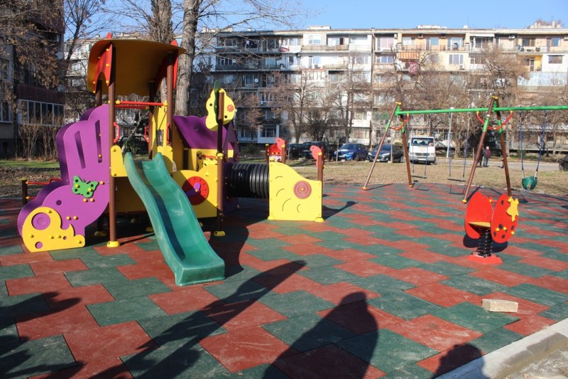 Изградиха нова детска площадка на ул. „Милеви скали