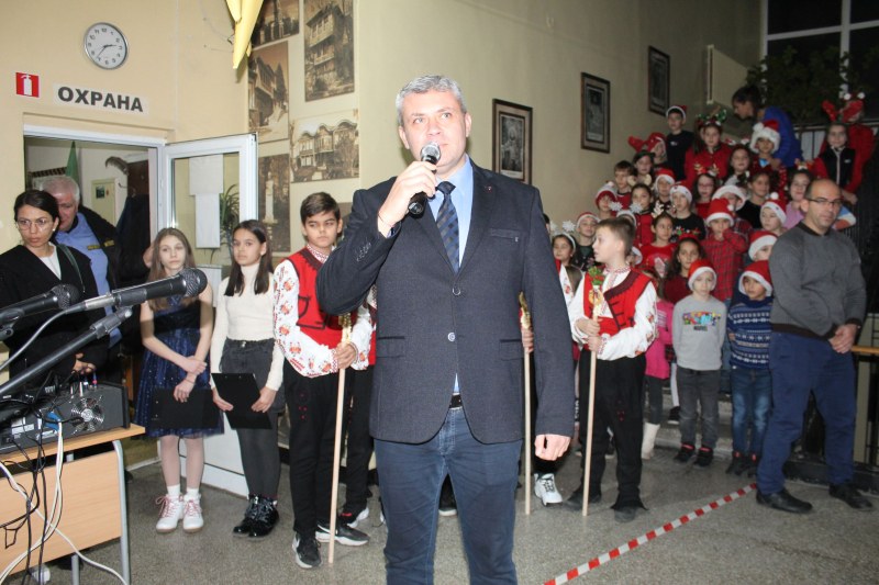 Стоян Алексиев гостува на Коледен концерт и базар в СУ „Никола Вапцаров