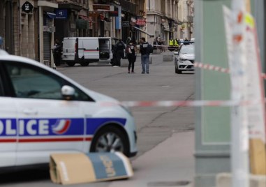 Двама убити и четирима ранени при стрелба в Париж По