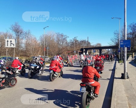 Десетки Дядоколедовци на мотори раздават подаръци на деца в Пловдив