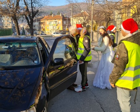 Дядо Коледа и Снежанка спираха шофьори в Пещера