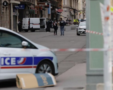 Двама убити при стрелба в Париж