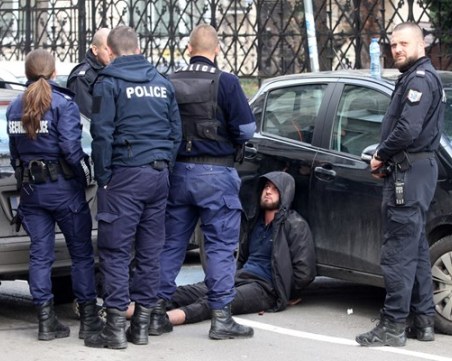 Гонка в София! Задържаха двама мъже, напръскали полицай със спрей