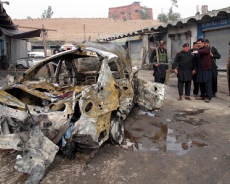 Кола бомба в Пакистан отне живота на полицай и рани няколко души