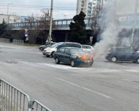 Кола гори на улица в София