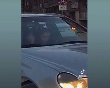 Мъж снима шофьорка в нарушение в Пловдив, тя го поздрави с неприличен жест