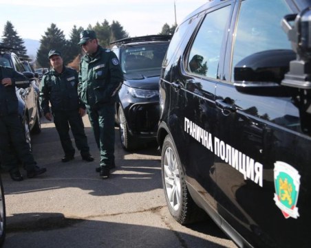 Задържаха граничен полицай заради канал за крадени коли