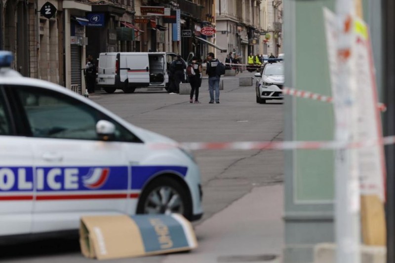 Двама убити и четирима ранени при стрелба в Париж. По