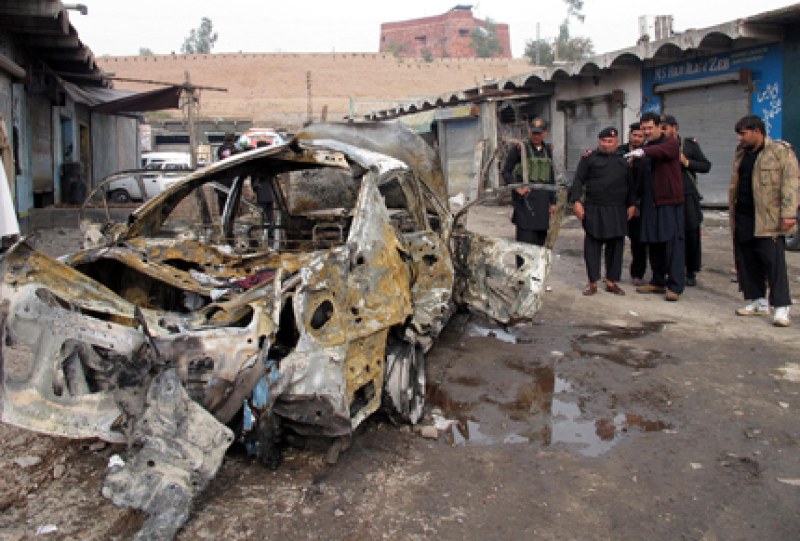Кола бомба в Пакистан отне живота на полицай и рани няколко души