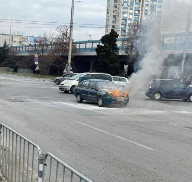 Кола гори на улица в София