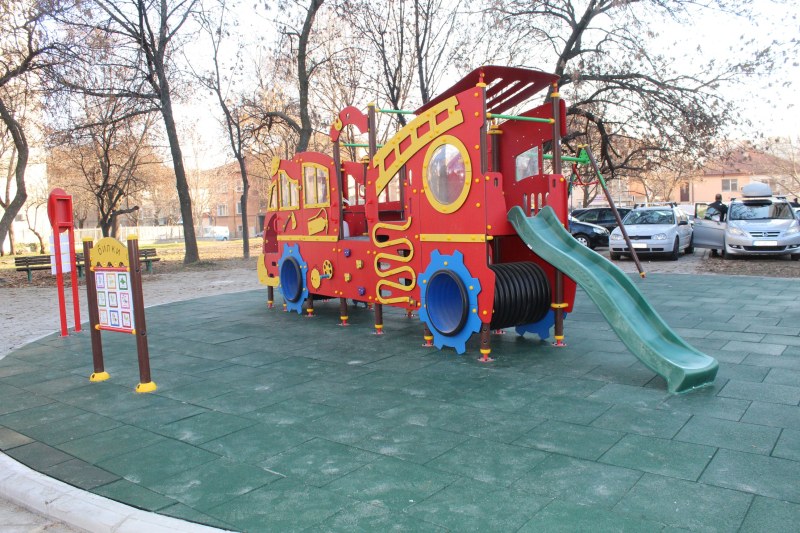Нова дългоочаквана детска площадка бе направена за радост и коледно